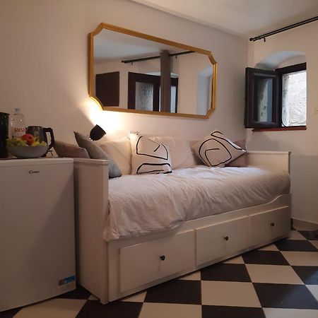 Lamar Cres Bagian luar foto