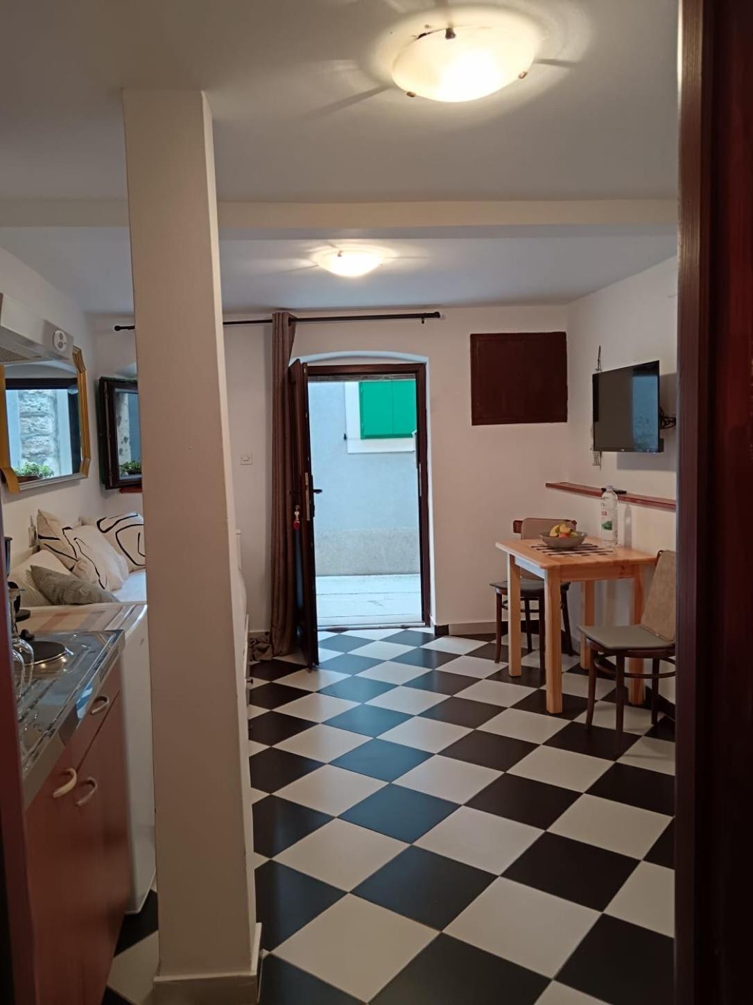 Lamar Cres Bagian luar foto