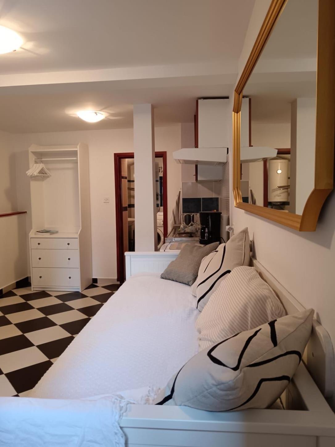 Lamar Cres Bagian luar foto