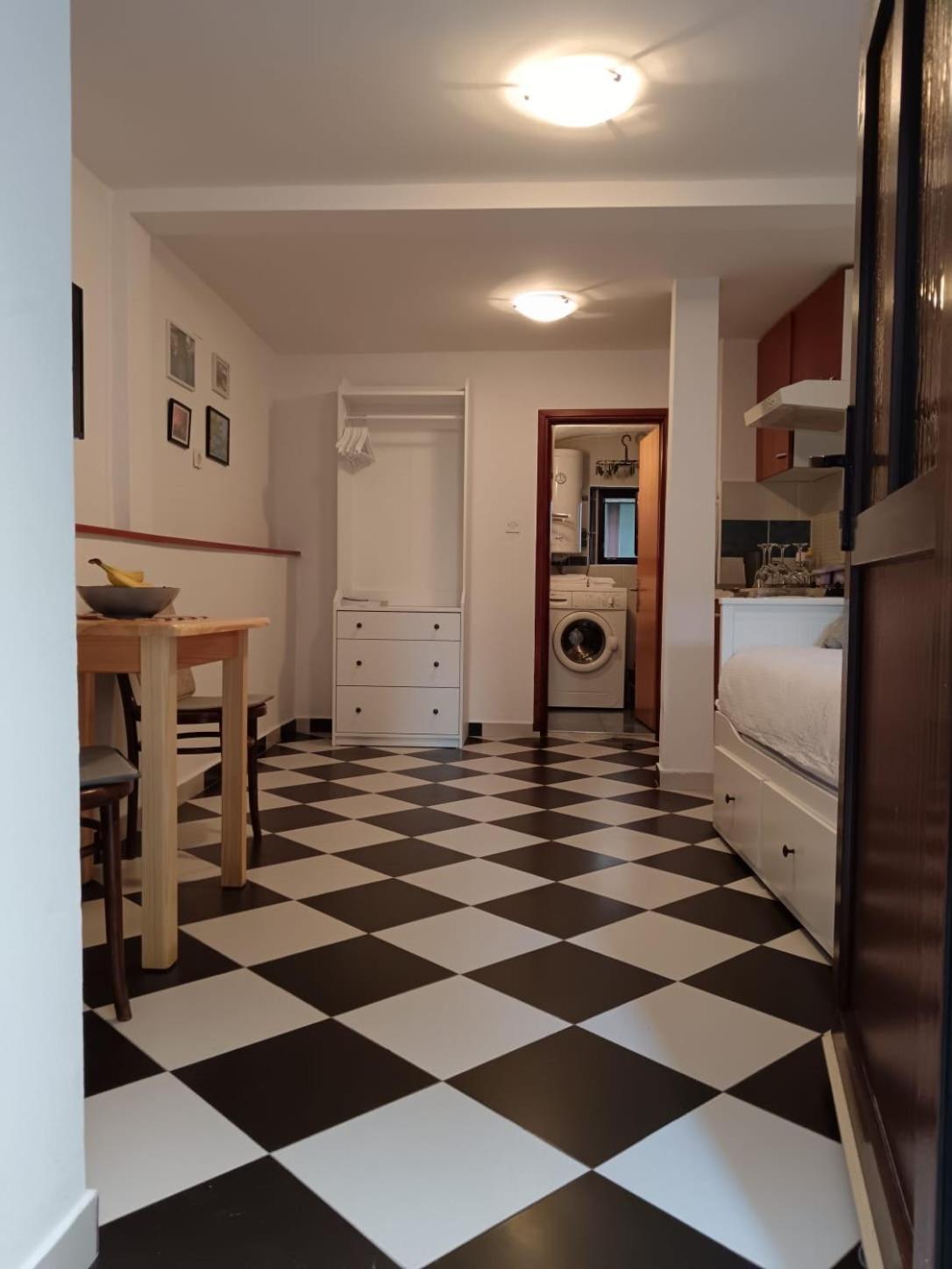 Lamar Cres Bagian luar foto