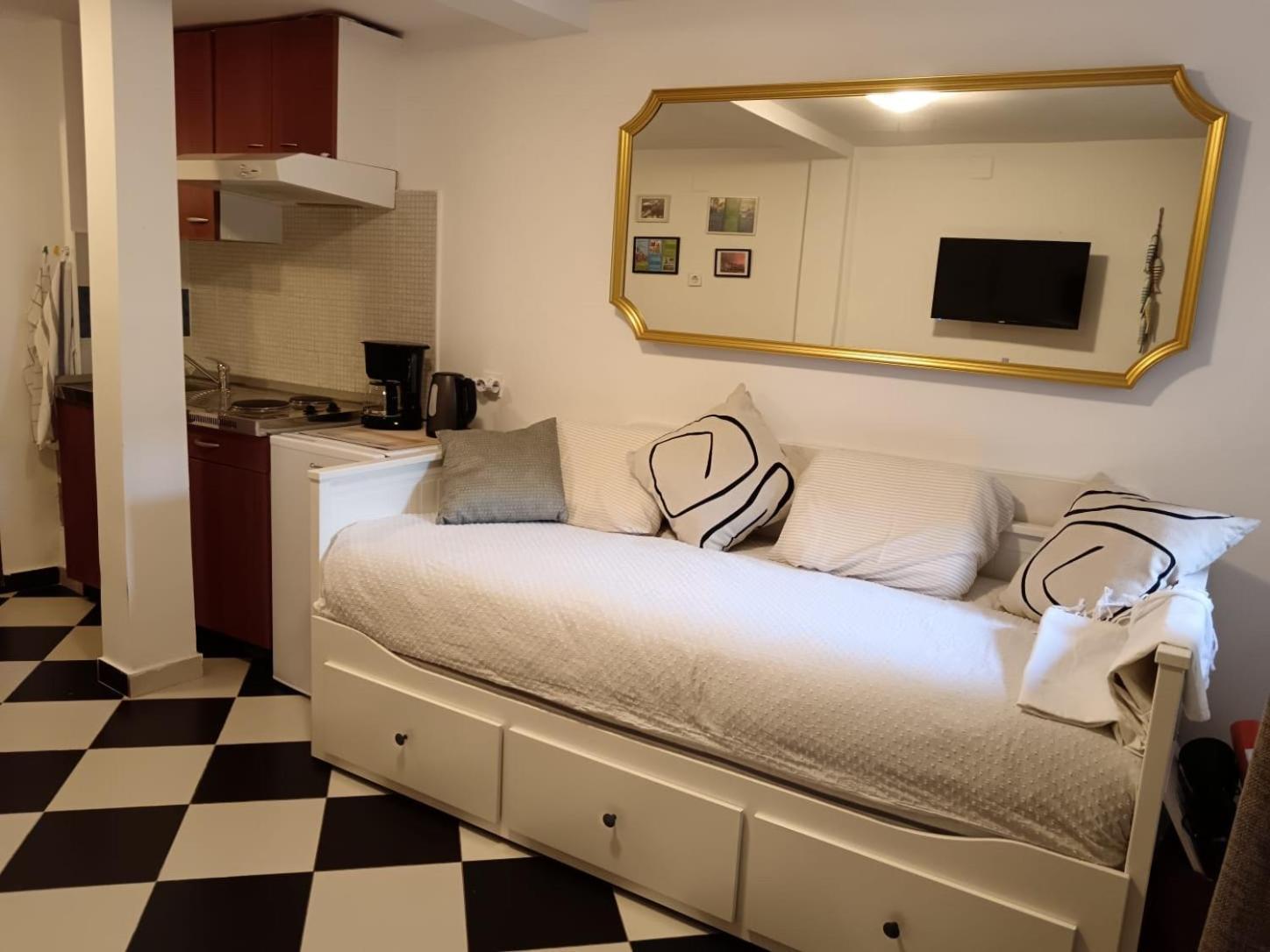 Lamar Cres Bagian luar foto