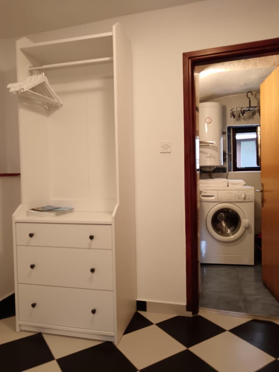 Lamar Cres Bagian luar foto