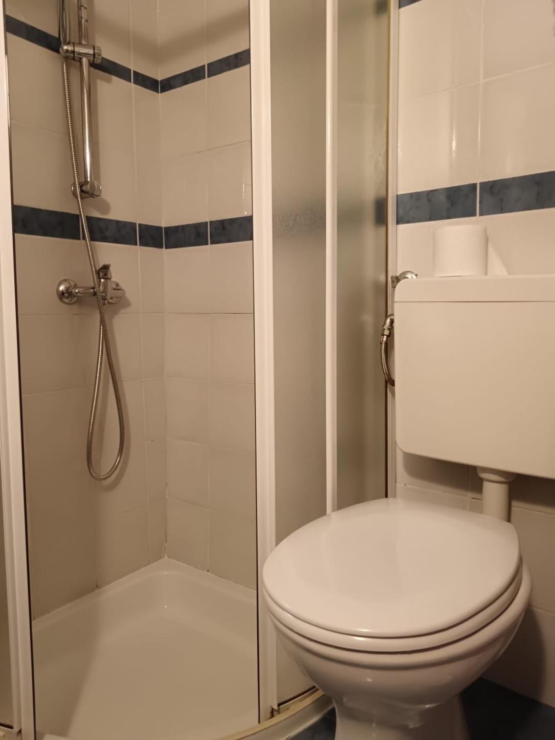Lamar Cres Bagian luar foto