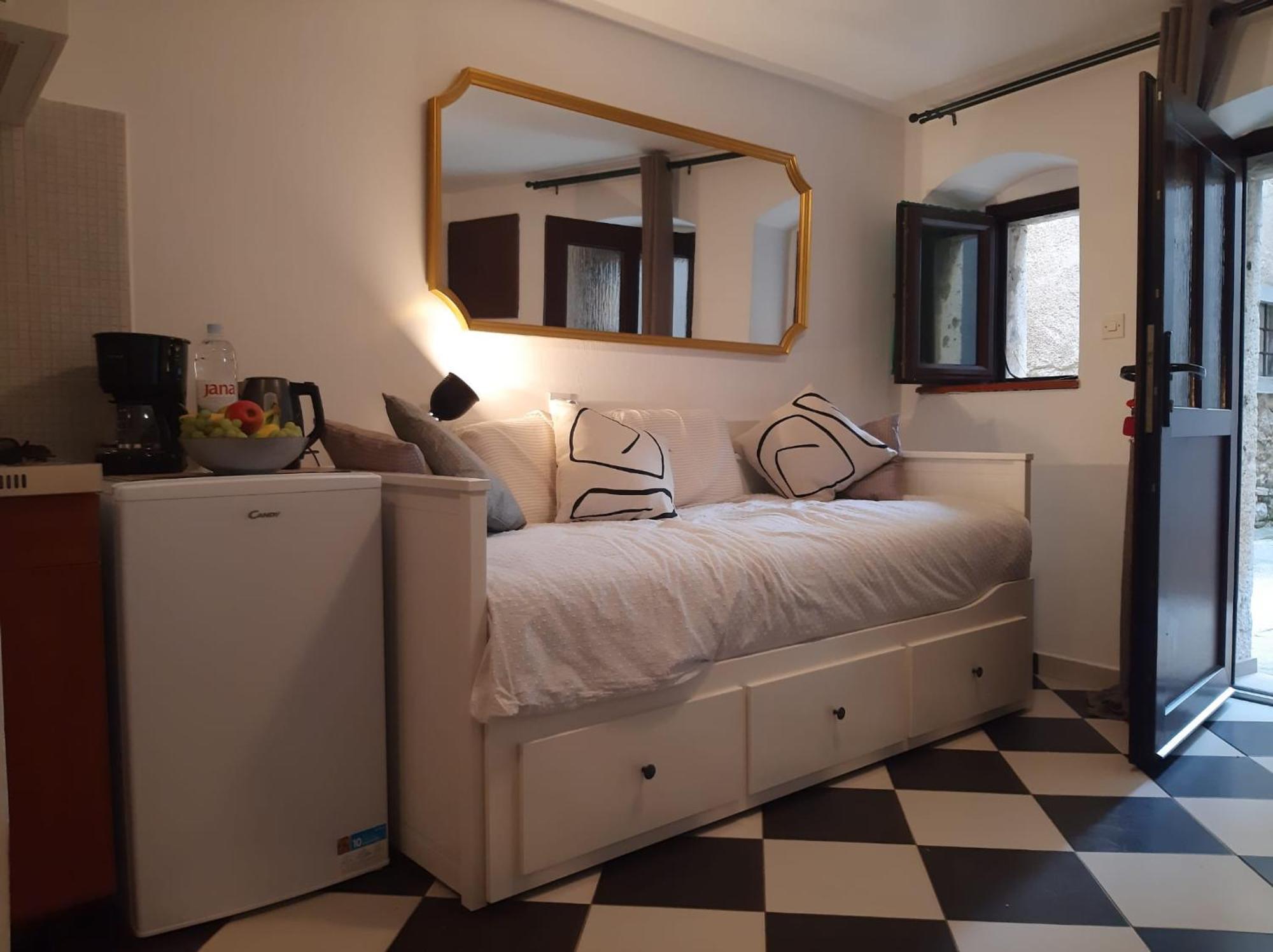 Lamar Cres Bagian luar foto
