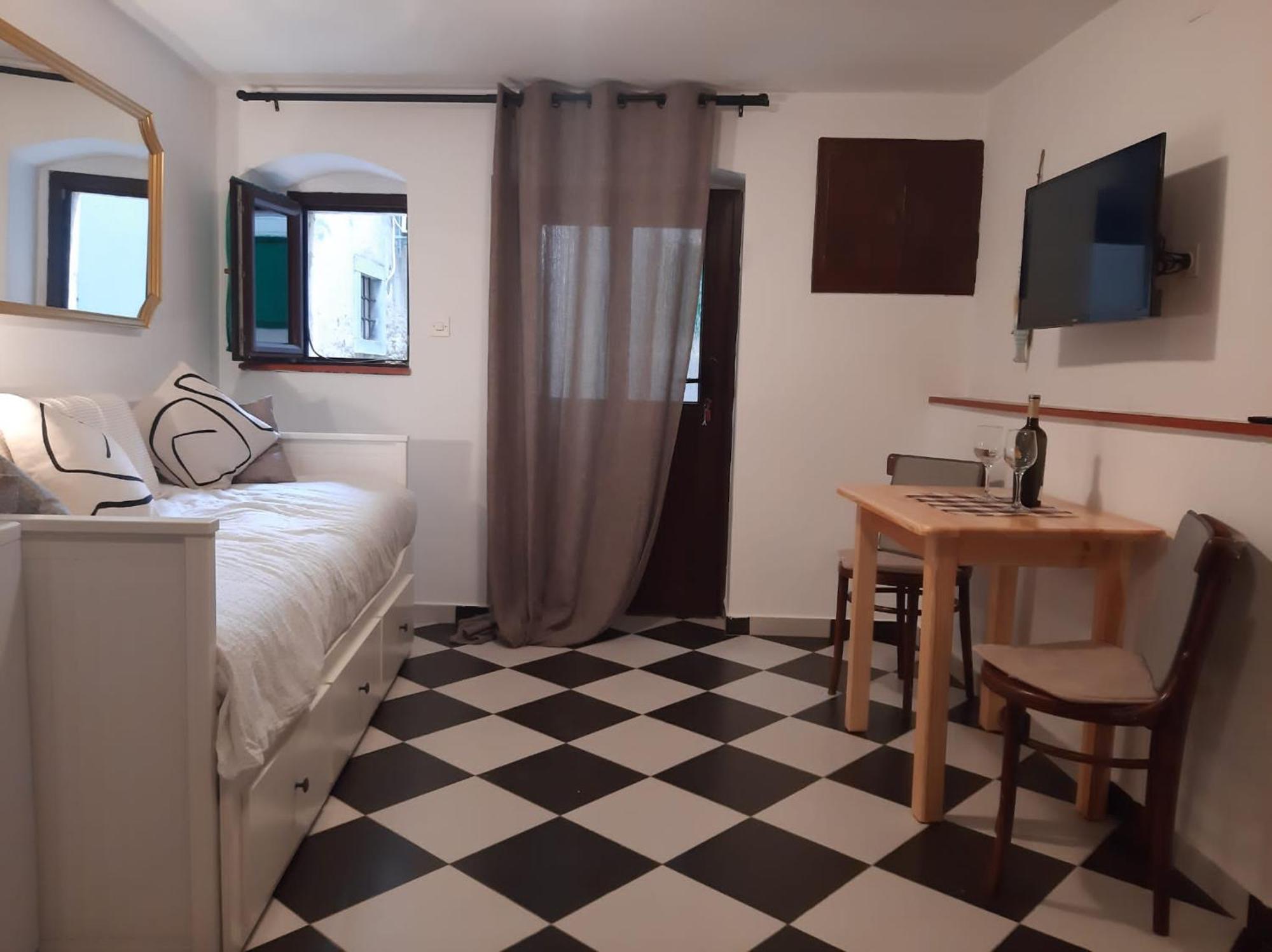 Lamar Cres Bagian luar foto