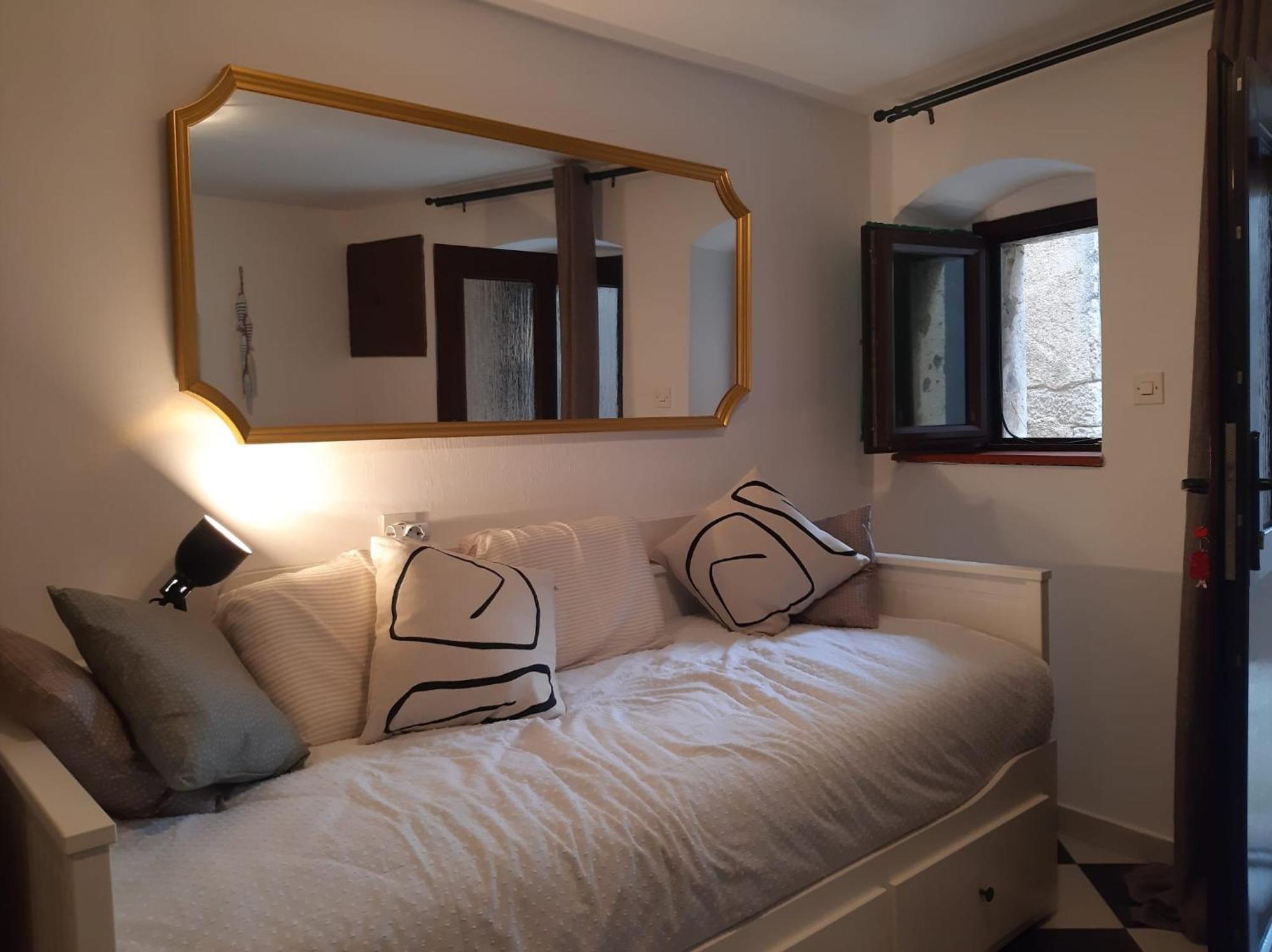 Lamar Cres Bagian luar foto
