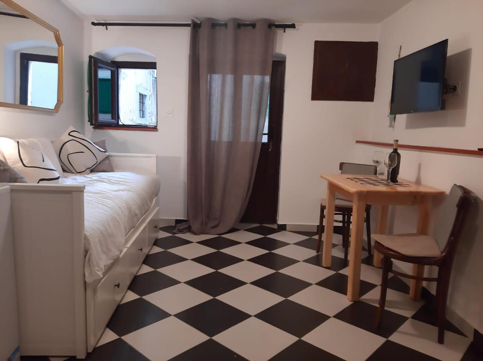 Lamar Cres Bagian luar foto